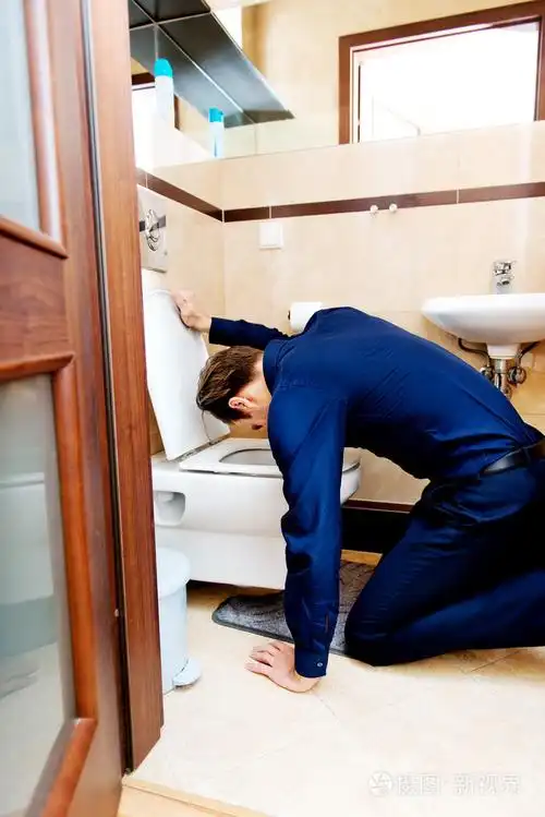 年轻的醉酒或生病的人呕吐