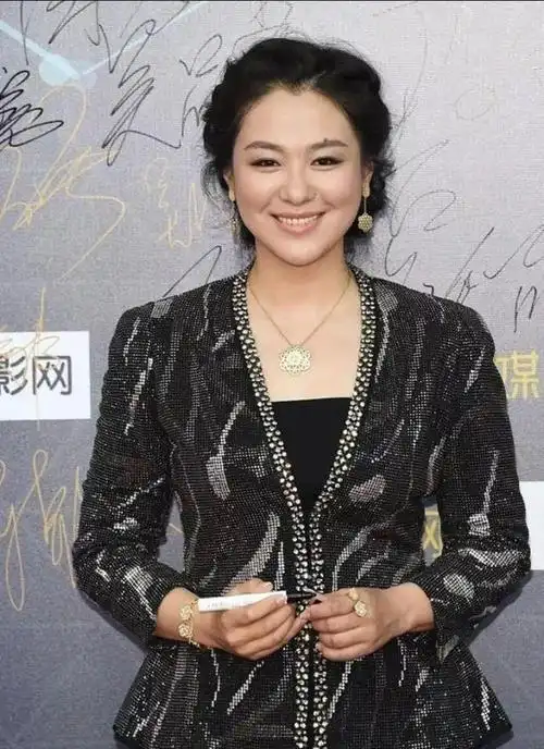 46岁沈傲君美得真实!穿着优雅大气,人到中年身材发胖脸却有少感