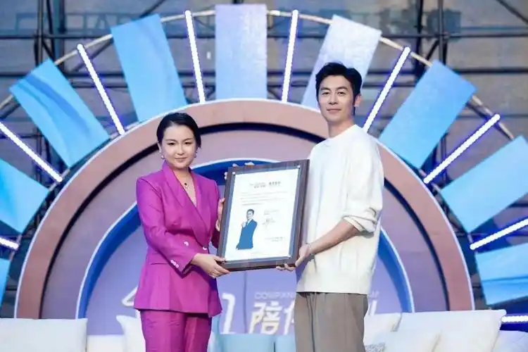 填满爱与陪伴的温暖 , 朱亚文现场分享惬意的坐感和生活中陪伴感悟