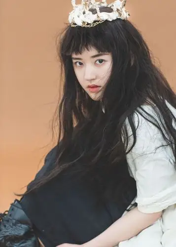 赵露思黑白服饰搭配,头顶王冠,嘴角一抹红,演绎霸气俏女郎