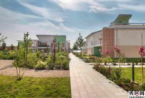 秀居网 装修设计效果图 > 乡村二层小别墅室外鹅卵石路铺贴装修效果图