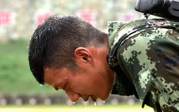 之后多形容天气出汗多,也形容干活很卖力,十分劳累出汗多.