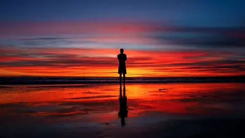 夕阳下海边孤单背影