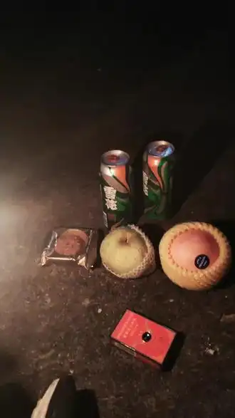 一个人一个月饼一个梨一个苹果一包烟2瓶啤酒楼顶看月亮过中秋节