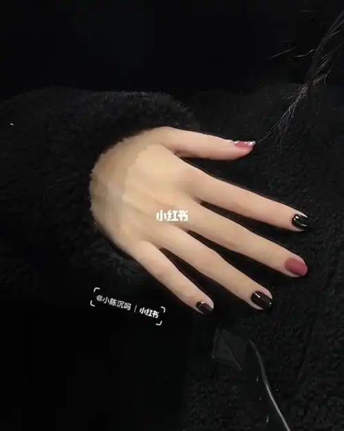 94情书 灰常辣妹显白的黑粉色美甲来啦!92