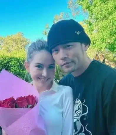 今日热点刘诗诗掌心开机生图李钟硕看iu演唱会