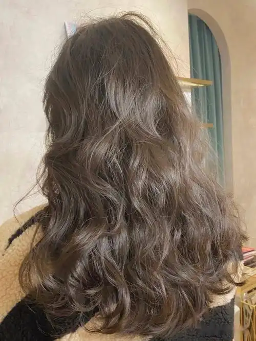 冬天看背影就爱上的卷发背影烫