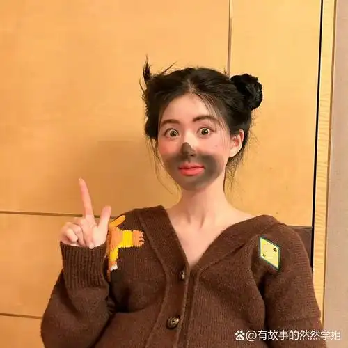 赵露思cos熊二 我的童年男神熊二,好可爱的露宝哈哈哈,是搞笑女无疑了