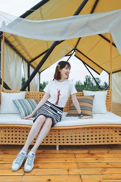 金牌主持人王冠太美穿钻石礼服裙秀超模腿婴儿肌亮了