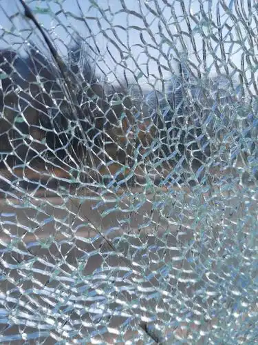 碎了的校车玻璃窗