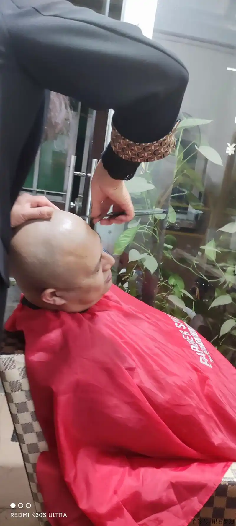 刮光头的美女高手