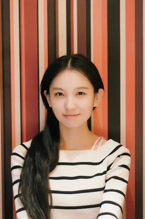 在麦当劳给女朋友拍大头照也是正.