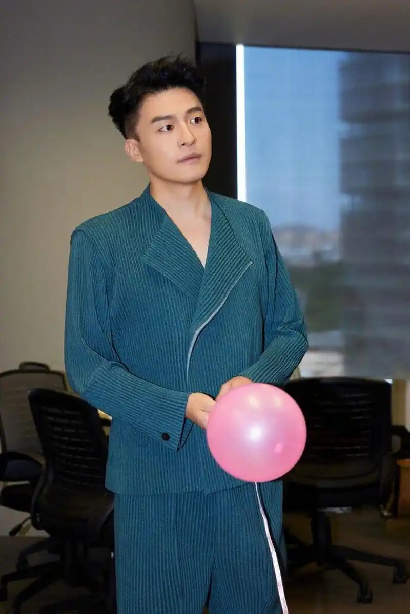 孙艺洲帅气写真