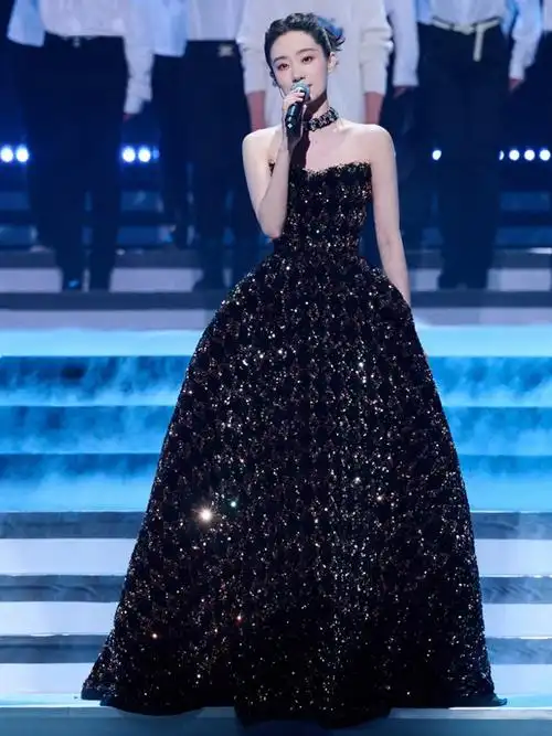 张小斐明星同款晚礼服女2022年新款黑色抹胸宴会主持人气质礼服