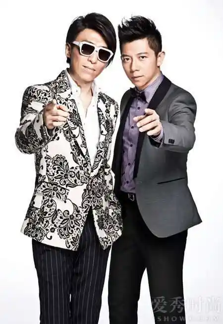 首先从名字上看,羽泉本来就是由陈羽凡和胡海泉组成,组合名称各取两人