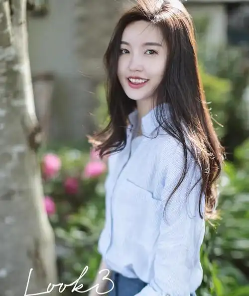 都市女白领的衬衫穿搭蓝色衬衫搭配西装裤短裤简约又洋气