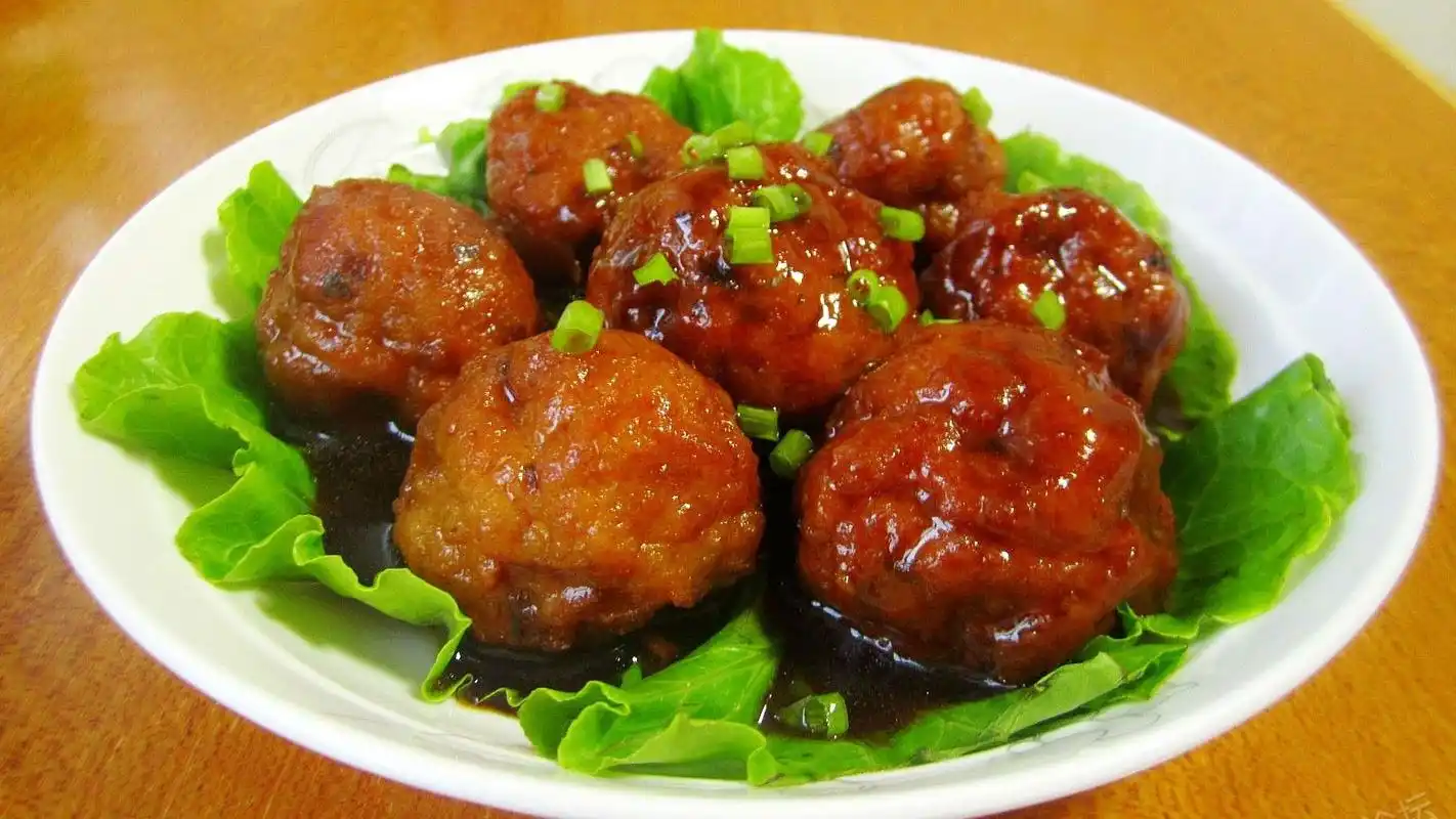 红烧狮子头的家常做法,调馅料很关键,香酥松软,连吃5个都不腻