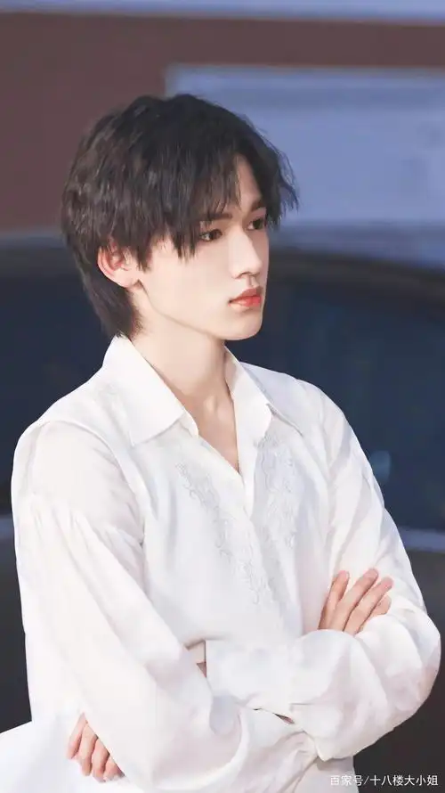 「时代少年团-宋亚轩」白衣白裤白马甲,是宋小明白啊