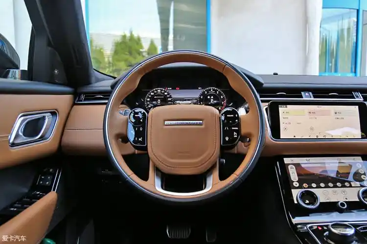 真皮包裹的四辐式多功能方向盘手感非常细腻出色,握感也足够厚实.