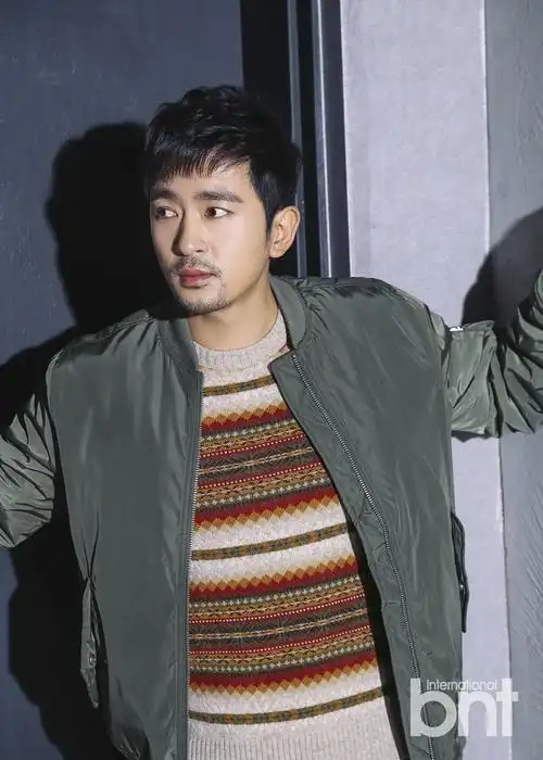 演员李周锡拍写真 随性小胡子尽显型男范