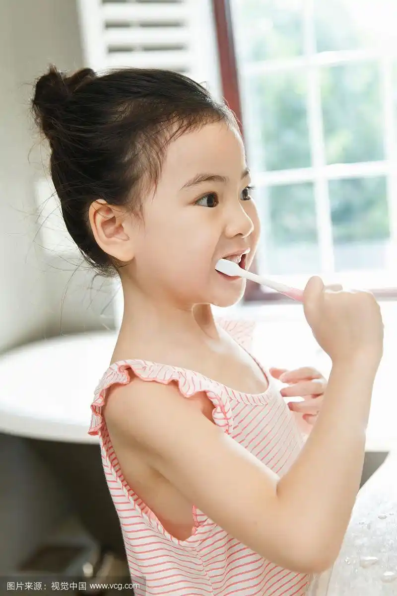 小女孩刷牙