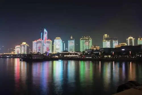 青岛是中国十大最美夜景城市之一,跟国内一线城市相比毫不逊色.