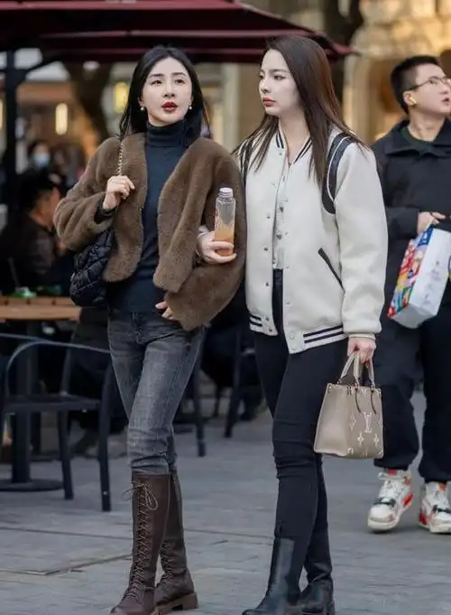 引言:街拍已经成为时尚的潮流,每个城市都有许多美丽而时尚的女性在