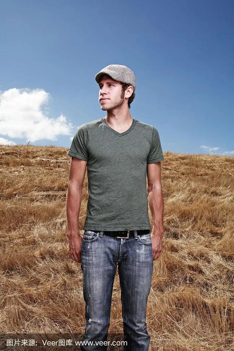 田野里留着连鬓胡子的年轻人