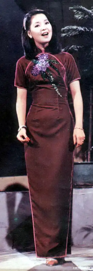 邓丽君昔日舞台照绝版写真,旗袍演绎何为真女神