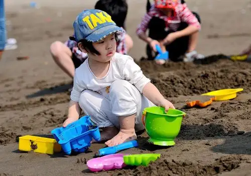 【玩沙的女童摄影图片】江边沙滩人像摄影_拍客 摄影图片_太平洋电脑