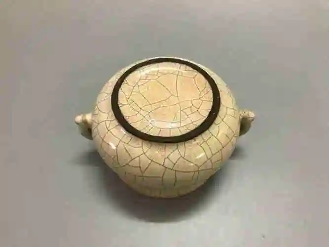 宋哥窑米黄釉龙耳炉