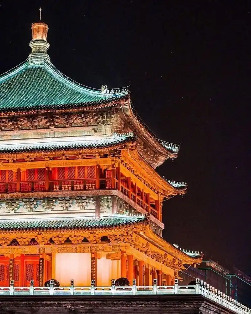 钟楼是西安最具代表性的地标建筑之一.