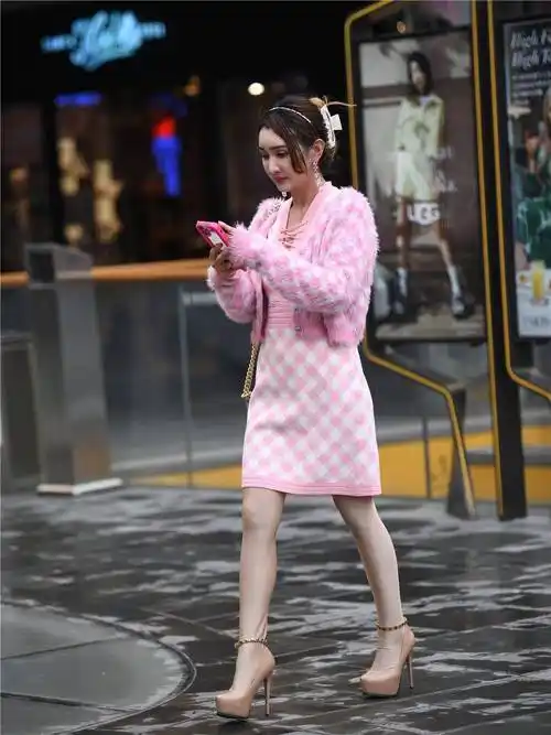 12厘米的裸色细高跟凉鞋,有防水台设计,也有绕踝的铆钉带_效果_美女