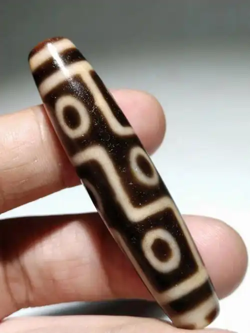 高油润藏传至纯九眼天珠,通体白化白芯,泌色唯美老味,咬线清晰