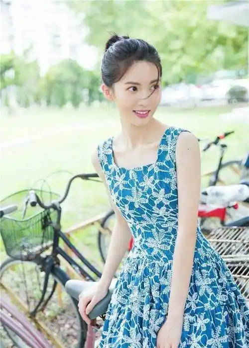 俊俏九零后新生代女神明星胡冰卿,杨紫,金晨,笑起来真的很美_少女