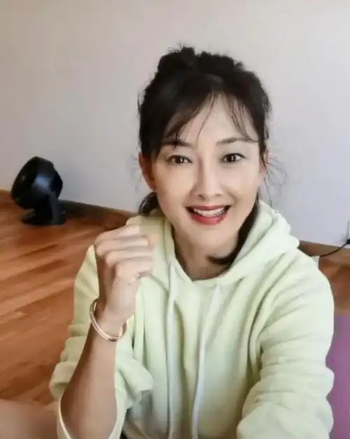 49岁牛莉直播带货尺度引热议,脱鞋躺床姿势妖娆,一双美腿又白又