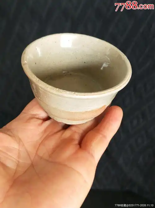 明代龙泉窑茶盏一个