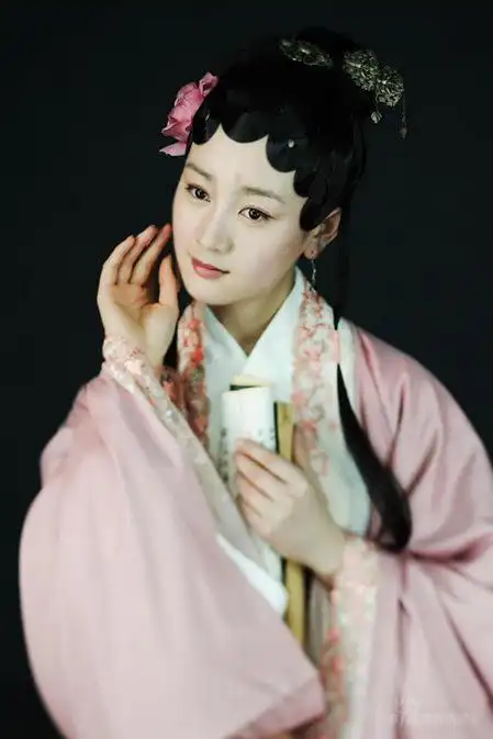 今日,新版电视剧《红楼梦》官方公布了史湘云,薛蟠,薛宝琴,香菱等演员