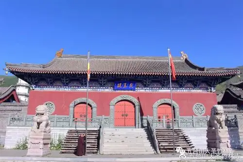 佛门四众弟子晨朝升旗五台山大圣竹林寺正式对外开放