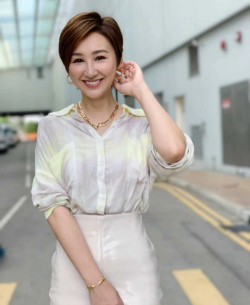 高海宁短发造型a爆穿白衬衫配包臀裙金项链不土反而很高级