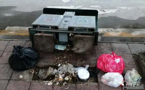 创卫随手拍丨垃圾箱"倒地不起" 地面十分肮脏
