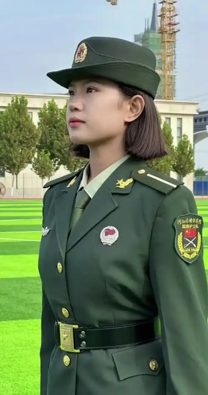 在硝烟弥漫的战场上,她们是一道亮丽的风景线.英勇美丽的女兵