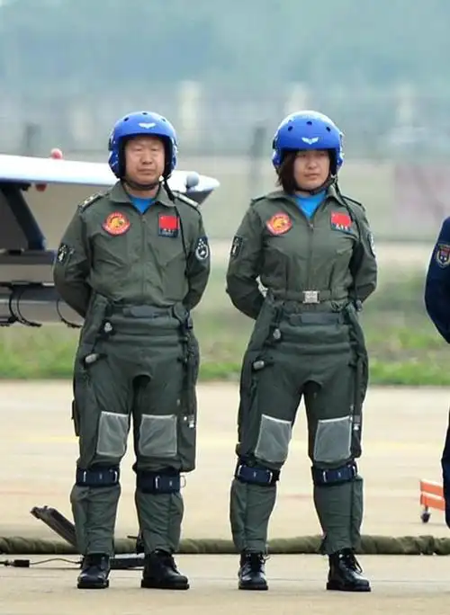 直击中国空军首批歼击机女飞行员 英姿飒爽