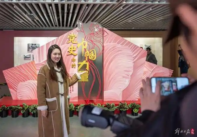 融合浮雕,手绘,铁艺等艺术技法,勾勒美与力量兼备的女性形象,彰显百年