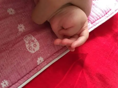 宝宝六个月了 手指还是内扣怎么办?