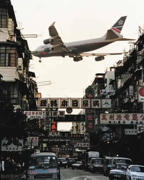 老照片里的香港90年代时尚模特和赶时间的上班族在影片里看过