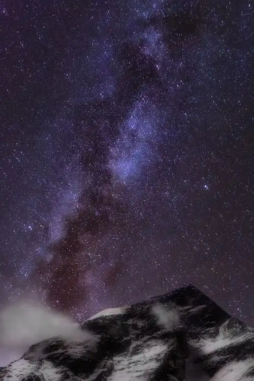 星空下的阿尔卑斯山脉