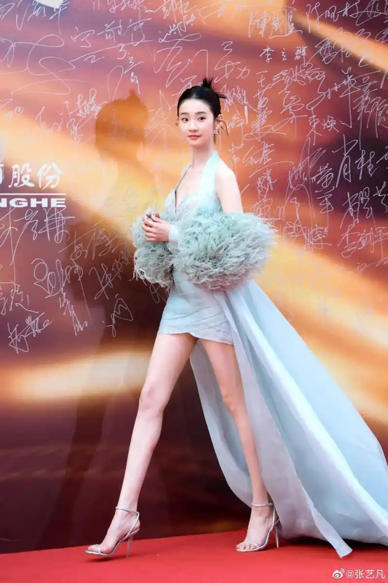 张艺凡 华表奖红毯造型,白色挂脖长裙造型好美!