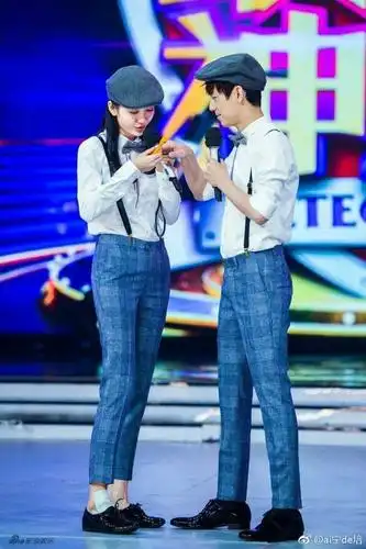 (私心给何鸥多放了几张hhh) 超暖的啊 十指相扣!我死了!