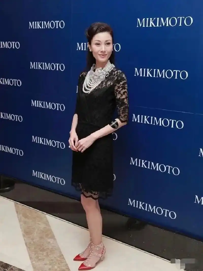 52岁李嘉欣穿黑蕾丝裙!这是叫珠光寶氣吗?